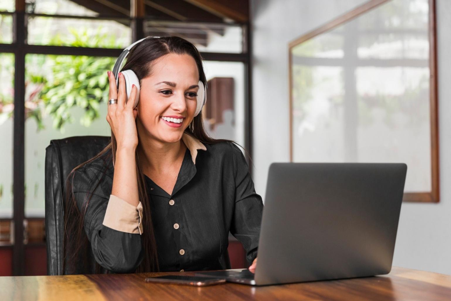 Grafice financiare și analize pe mai multe ecrane arătând progres și rezultate