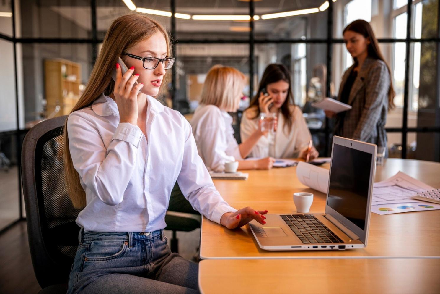 Echipa polvarexinq analizând strategii financiare pentru clienți