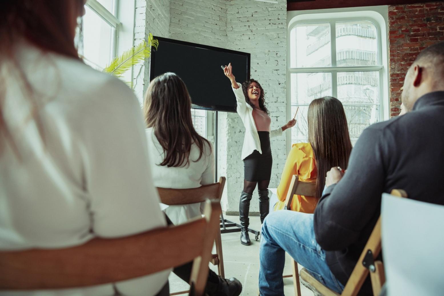 Analiză financiară detaliată pe calculator cu grafice și documente