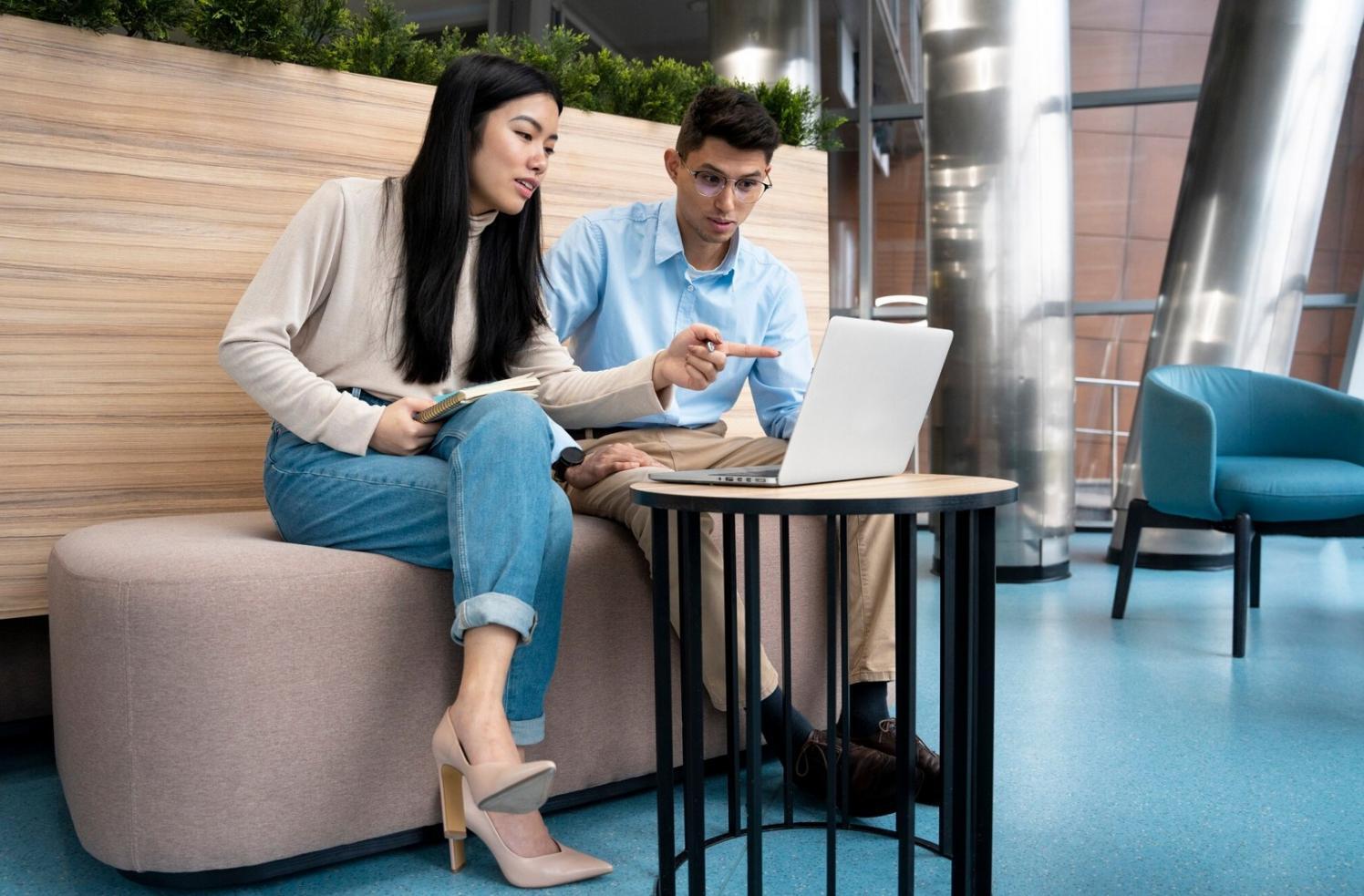 Sesiune de consultanță financiară cu documente și planificări pe masă